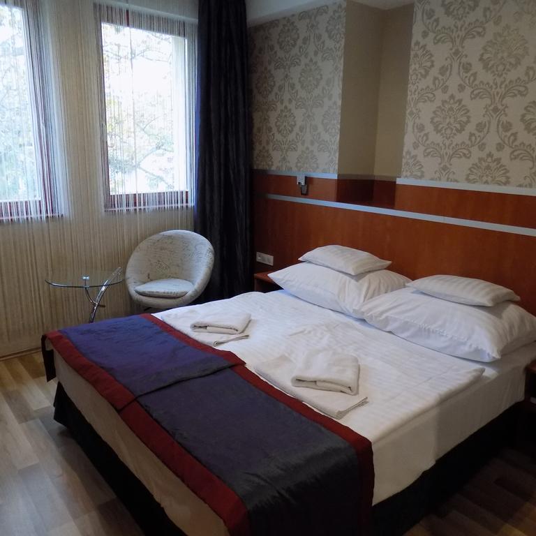 Fortuna Hotel Мішкольц Екстер'єр фото